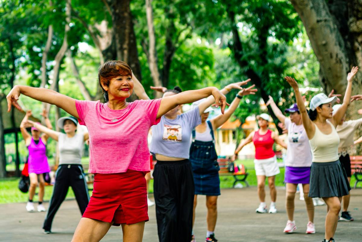 Outdoor Senior Group Fitness: 7 Proven Tips to Avoid Painful Mistakes